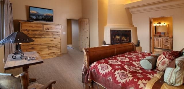 Alpenglow Peaks Lodge