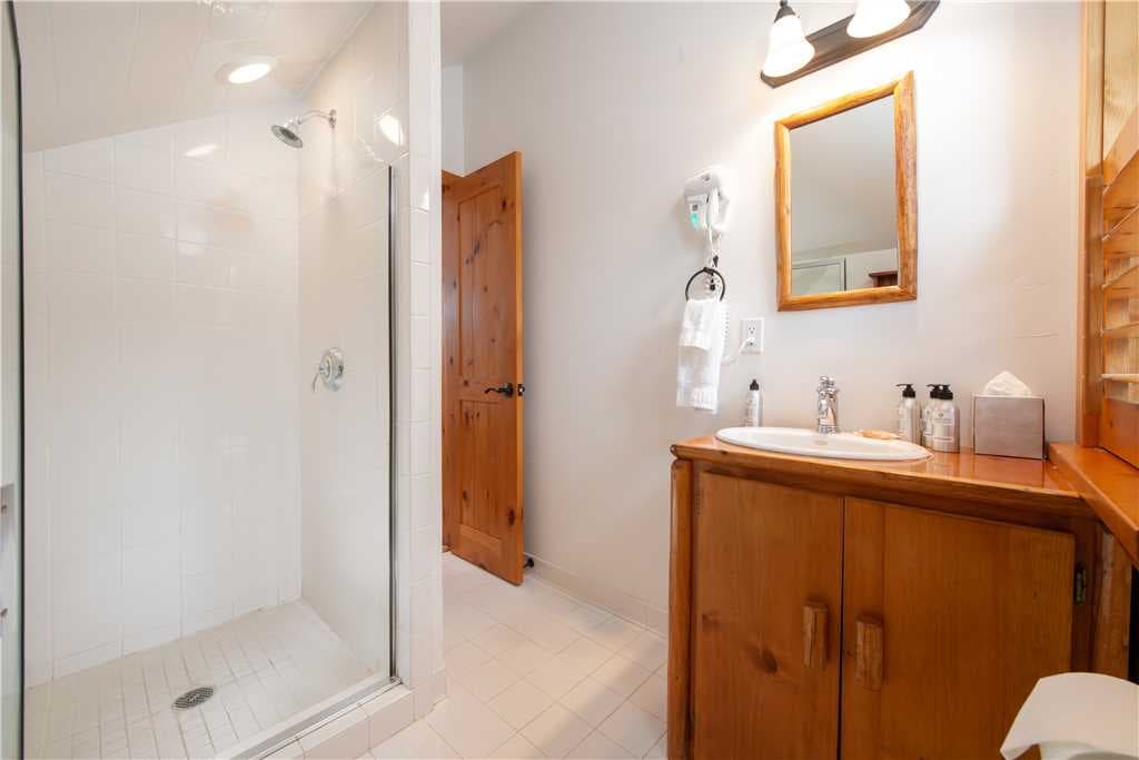 Queen and Bunk Bedroom Bathroom