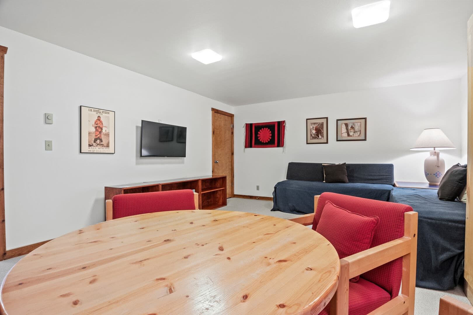 Entertainment Room with 2 Twin Daybeds