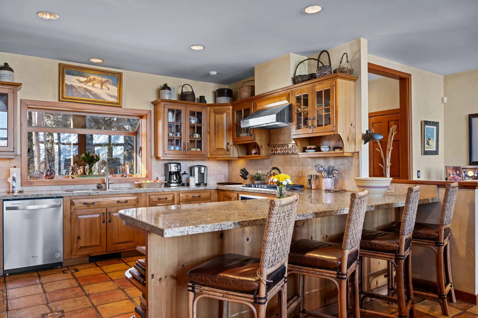 Kitchen w/ Breakfast Bar