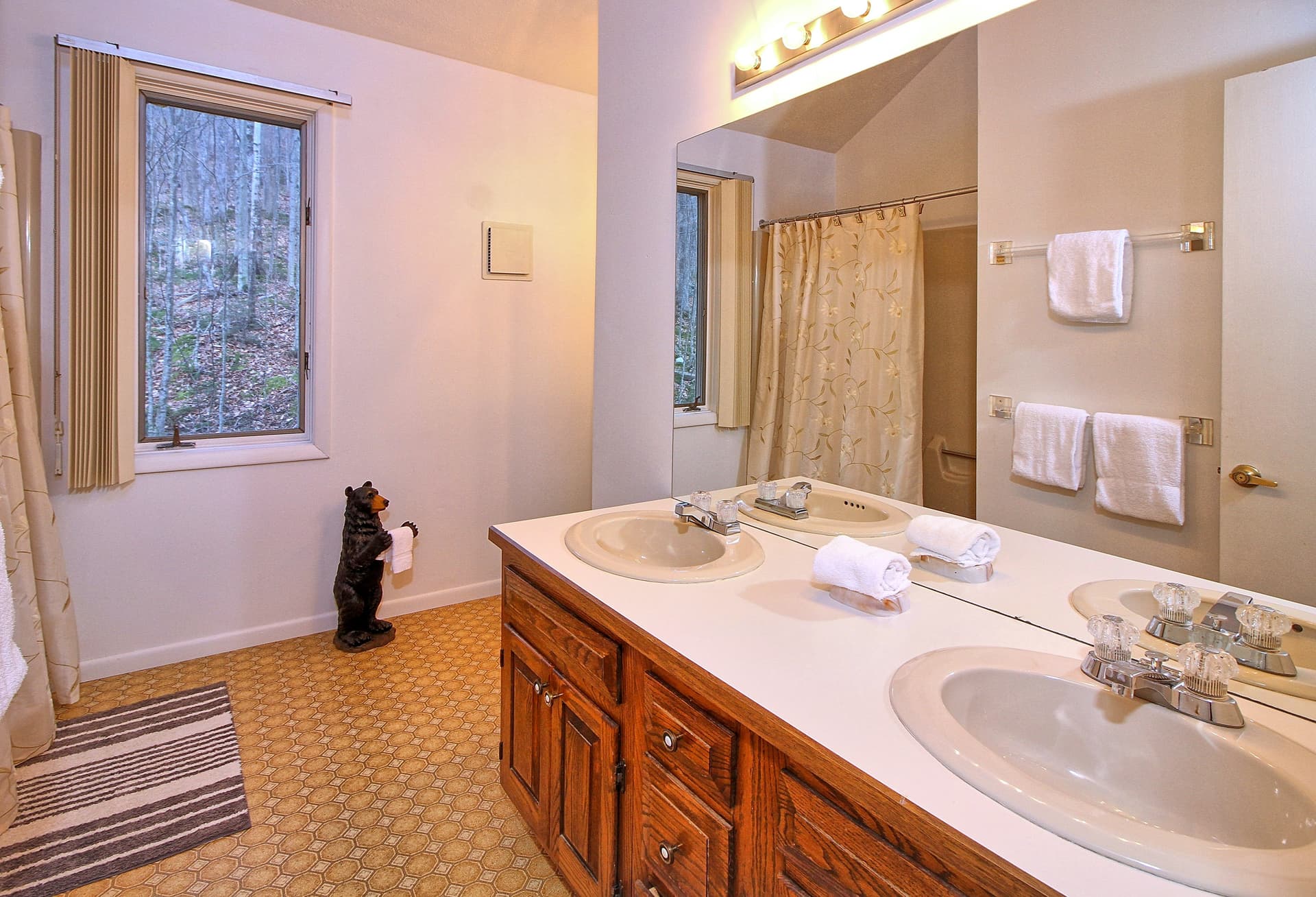 nicely lit full bathroom