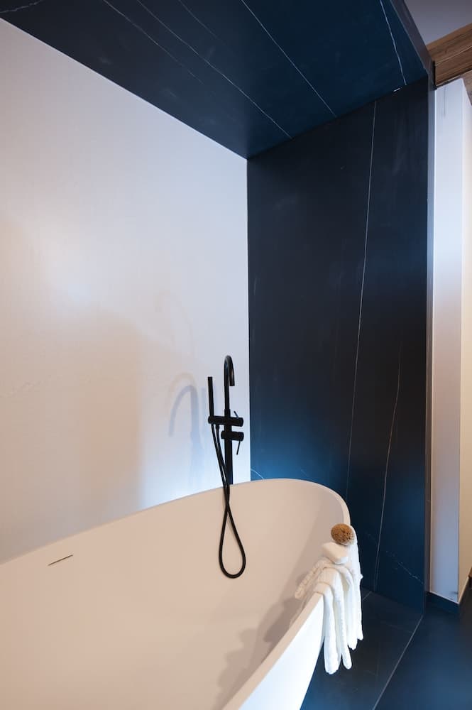 Deep Soaking Bathtub