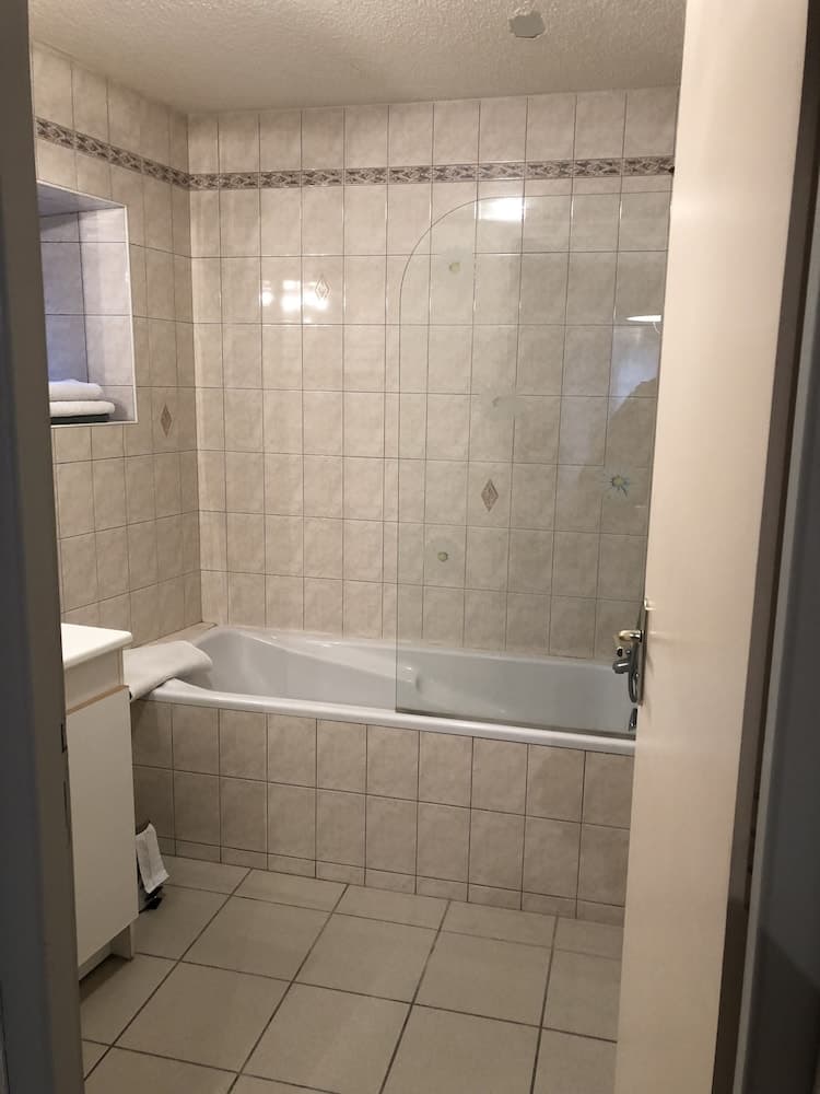 Deep Soaking Bathtub