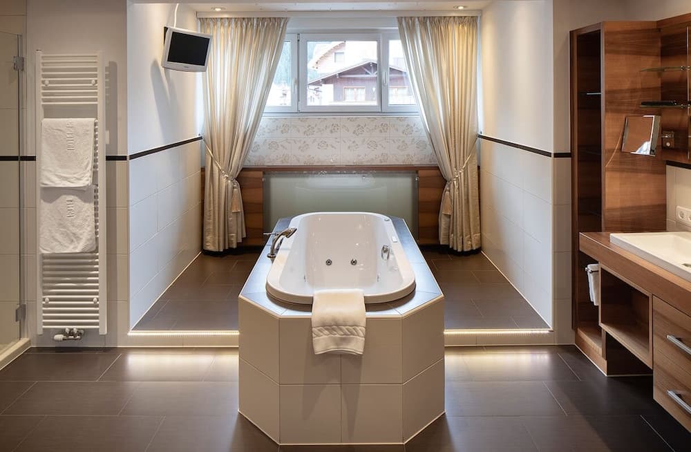 Deep Soaking Bathtub