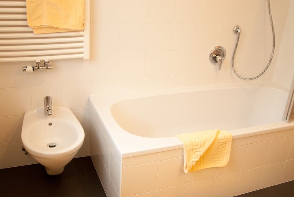 Deep Soaking Bathtub