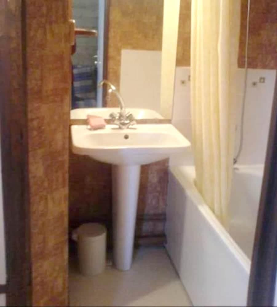 Deep Soaking Bathtub