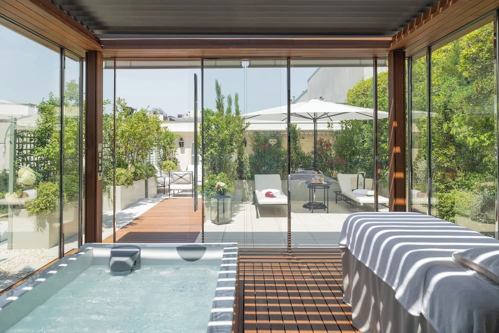 Private spa tub