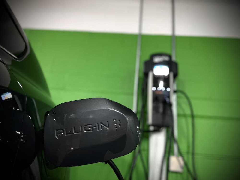 Electric vehicle charging station