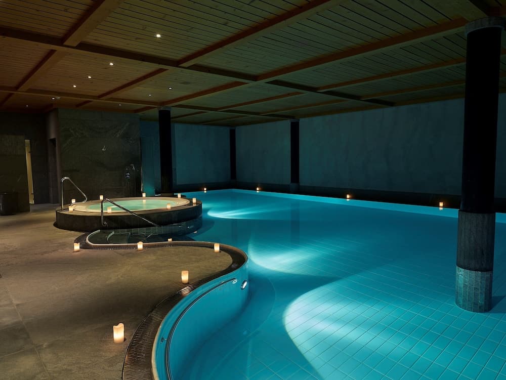 Indoor/outdoor pool