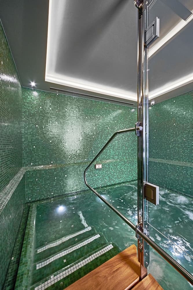 Indoor spa tub