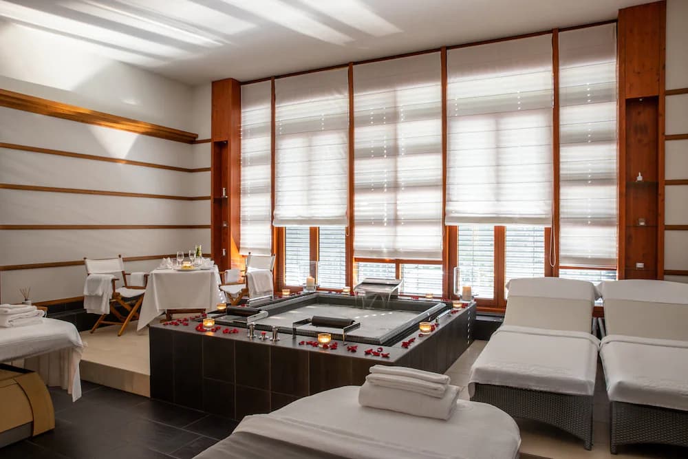 Indoor spa tub