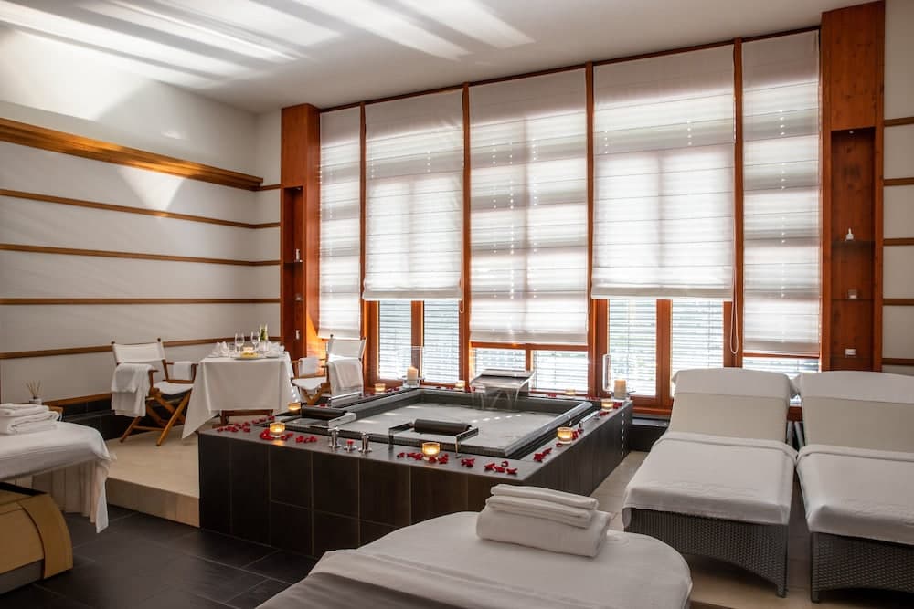 Indoor spa tub