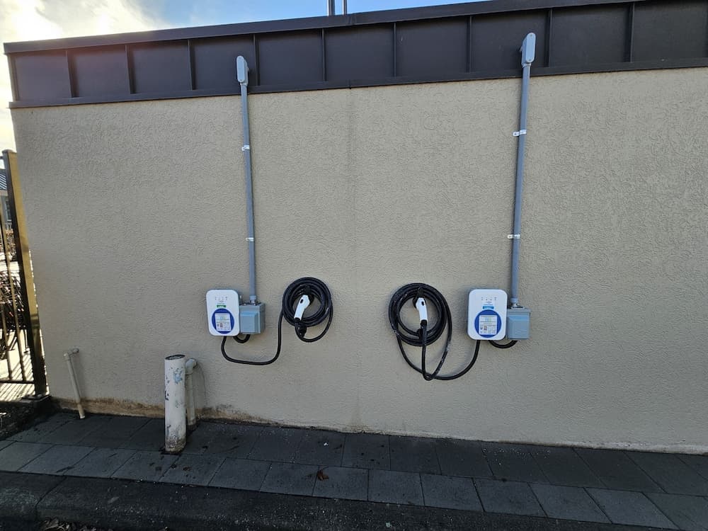 Electric vehicle charging station