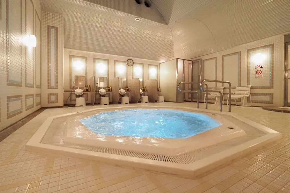 Indoor spa tub