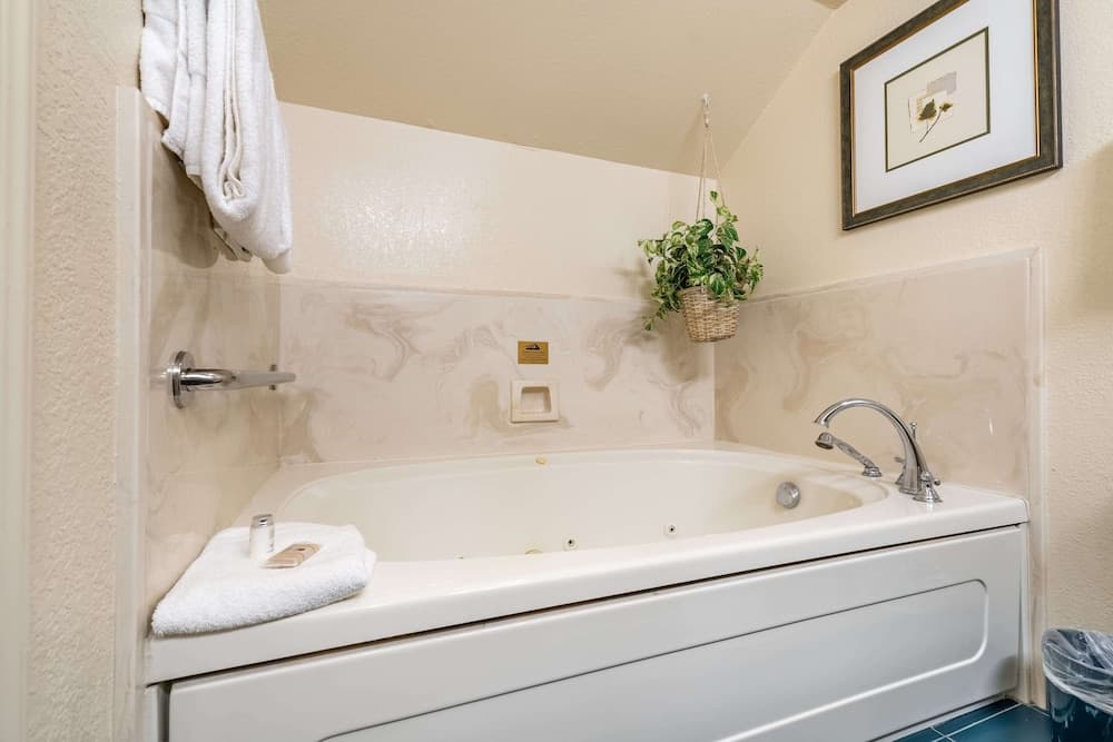 Deep soaking bathtub