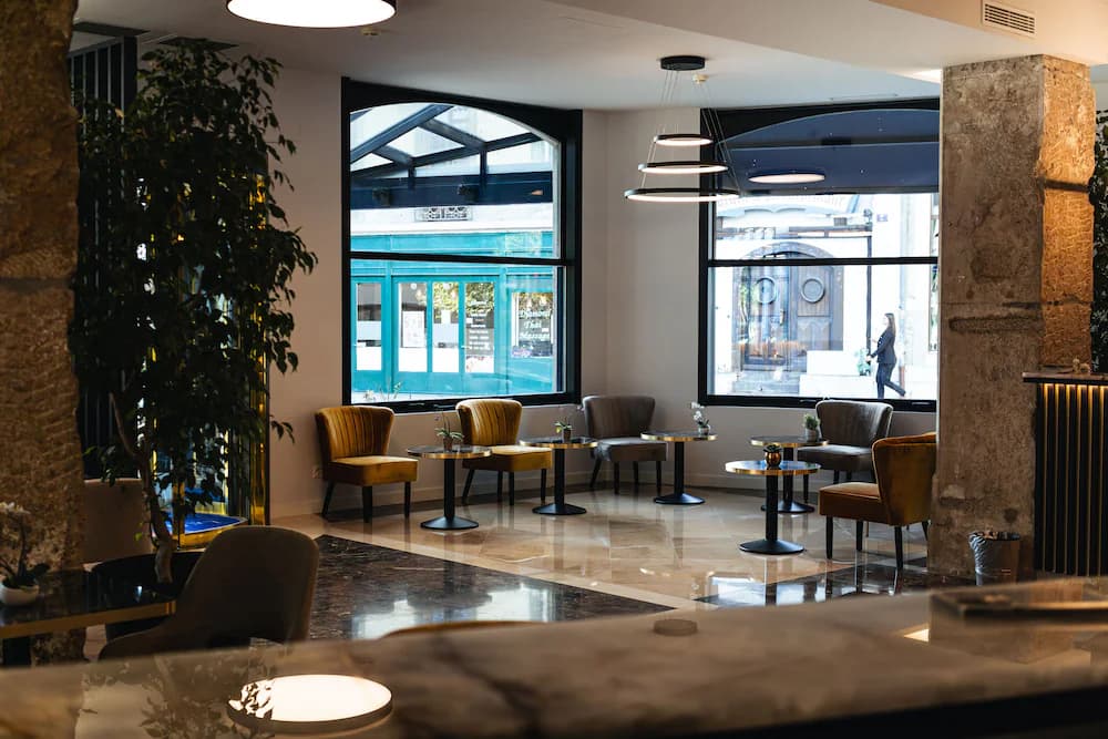 Lobby lounge
