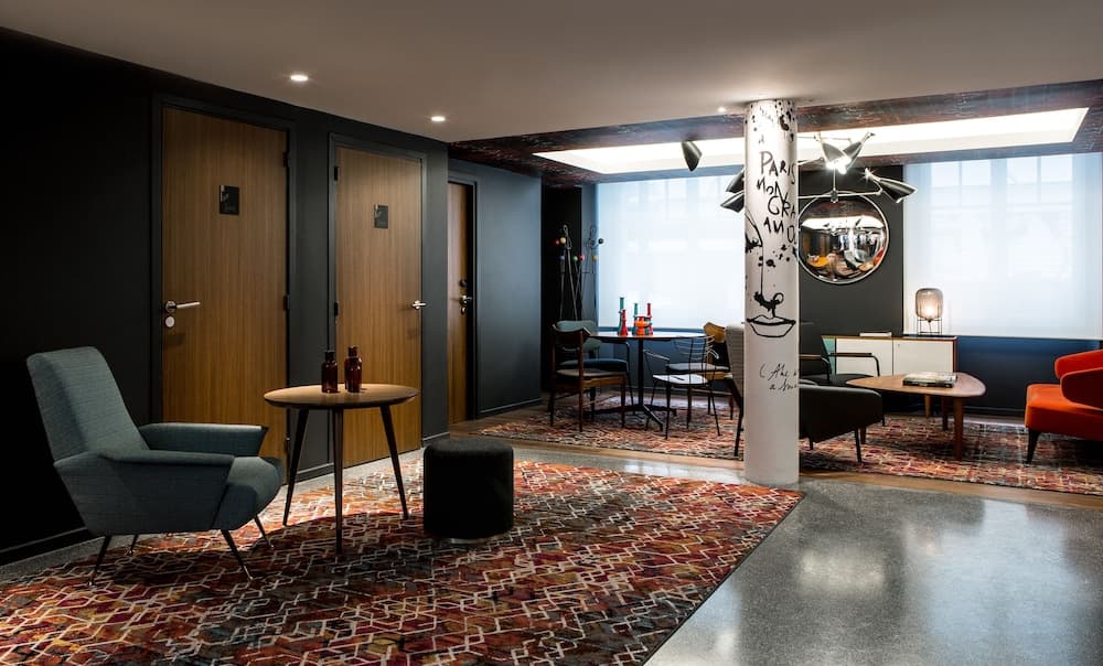 Lobby lounge