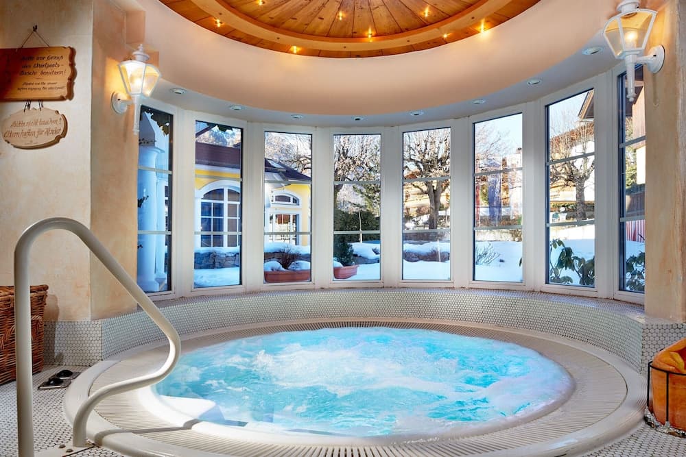Indoor spa tub