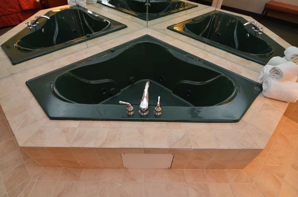 Jetted tub
