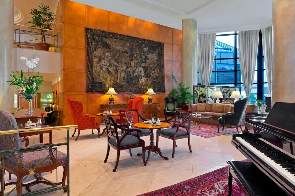 Lobby lounge