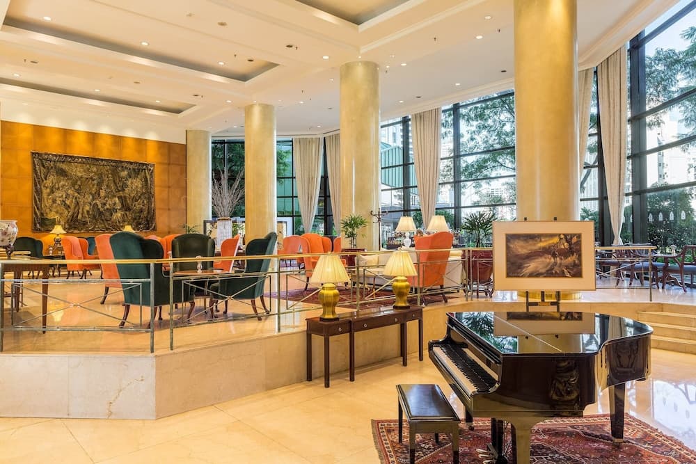 Lobby lounge