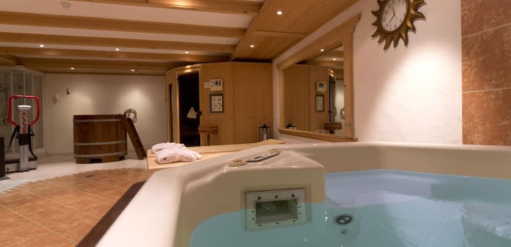 Indoor spa tub