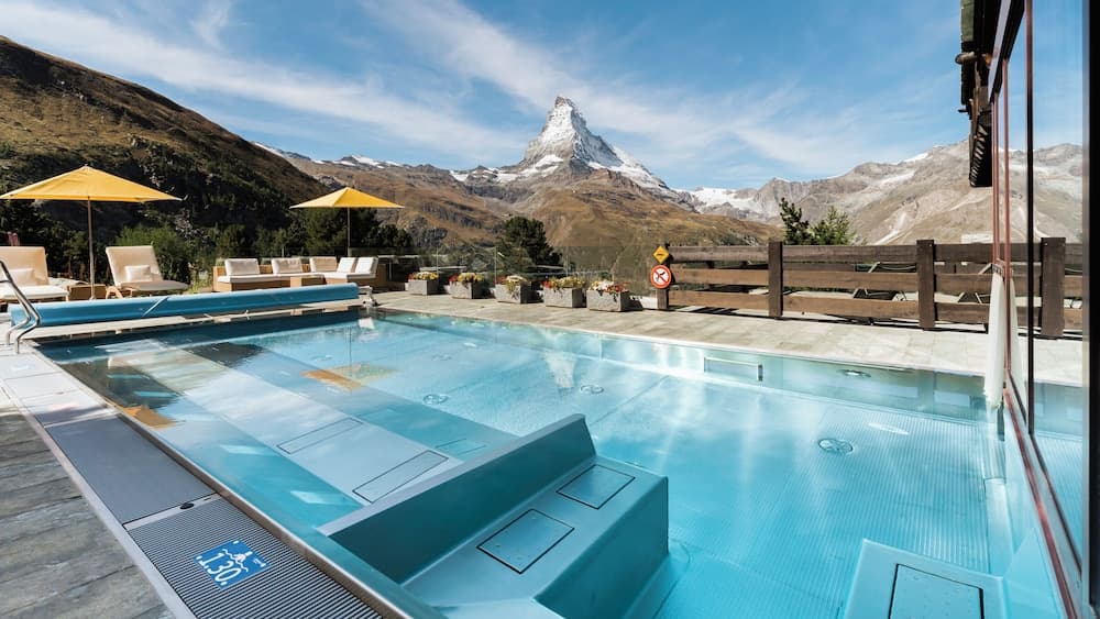 Indoor/outdoor pool