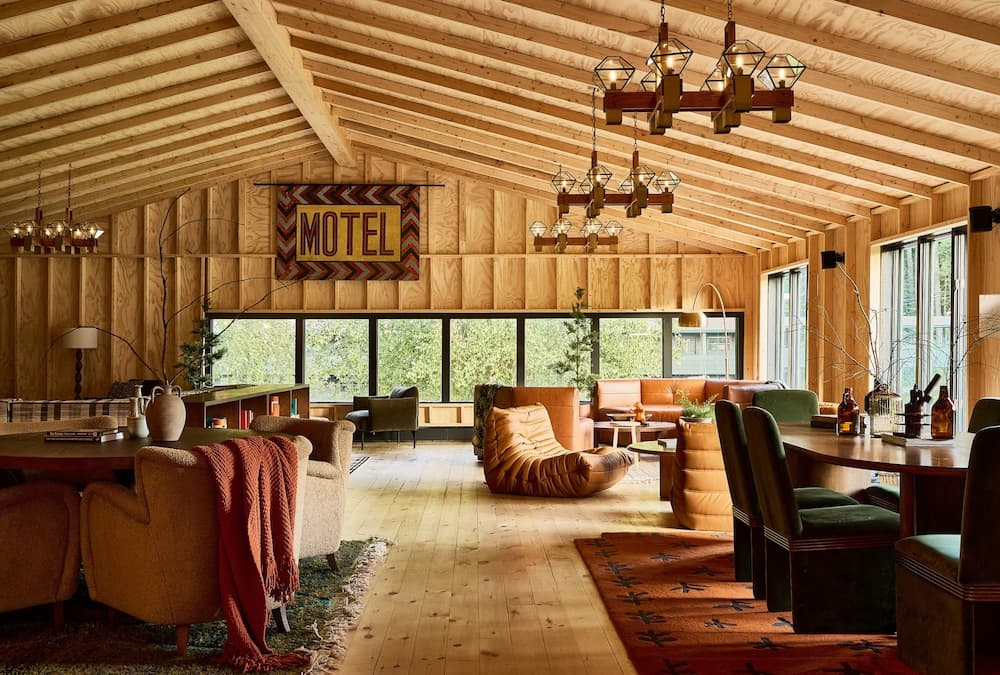 Lobby lounge