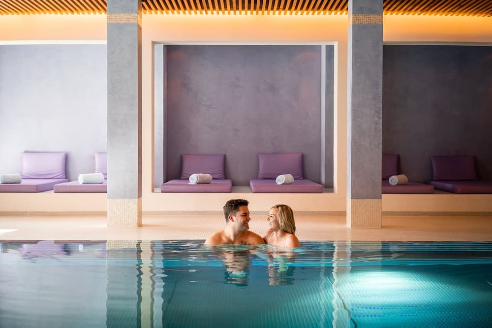 Indoor spa tub