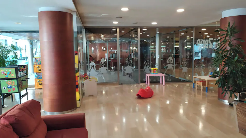 Lobby lounge