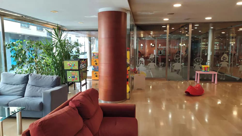 Lobby lounge
