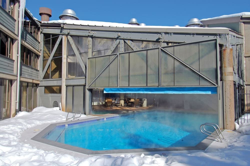 Indoor/outdoor pool