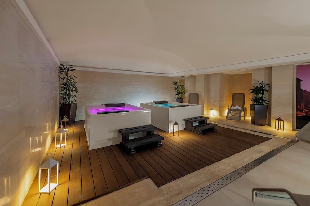 Indoor spa tub