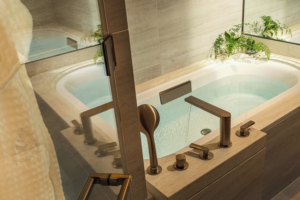 Deep soaking bathtub