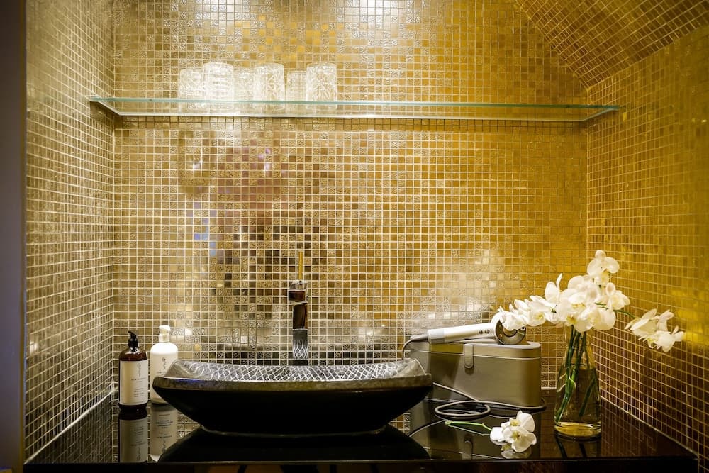 Bathroom sink