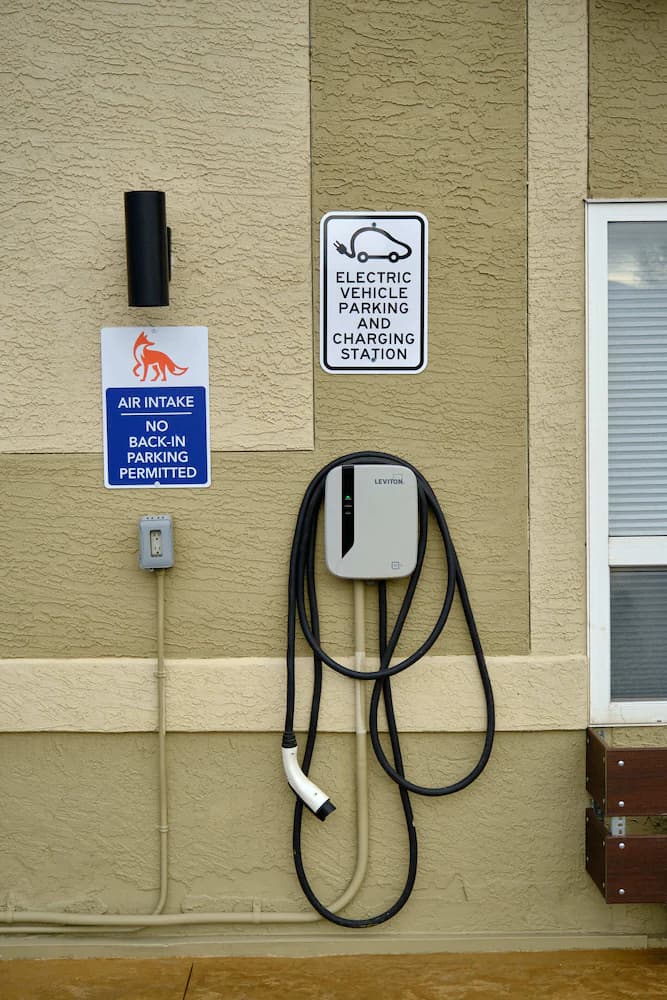 Electric vehicle charging station