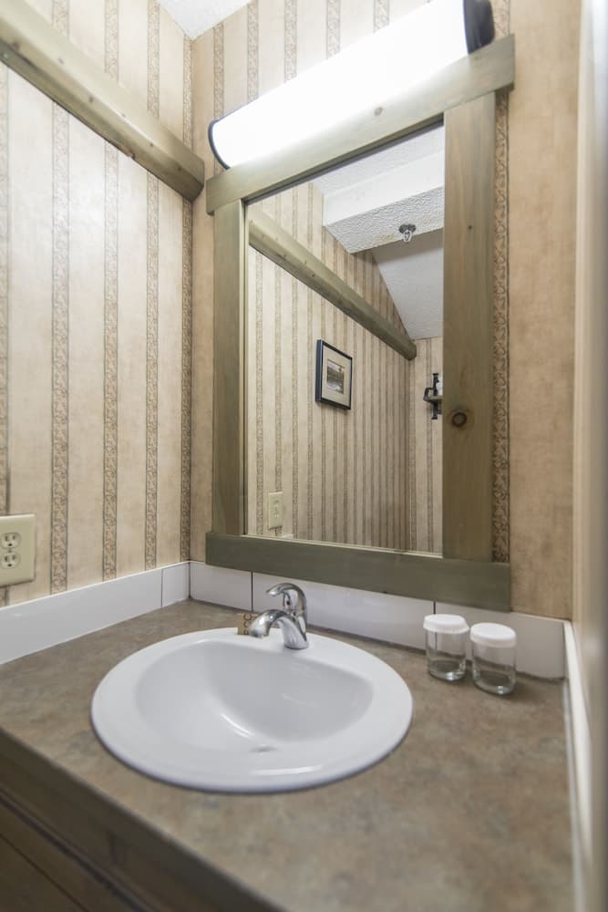 Bathroom sink