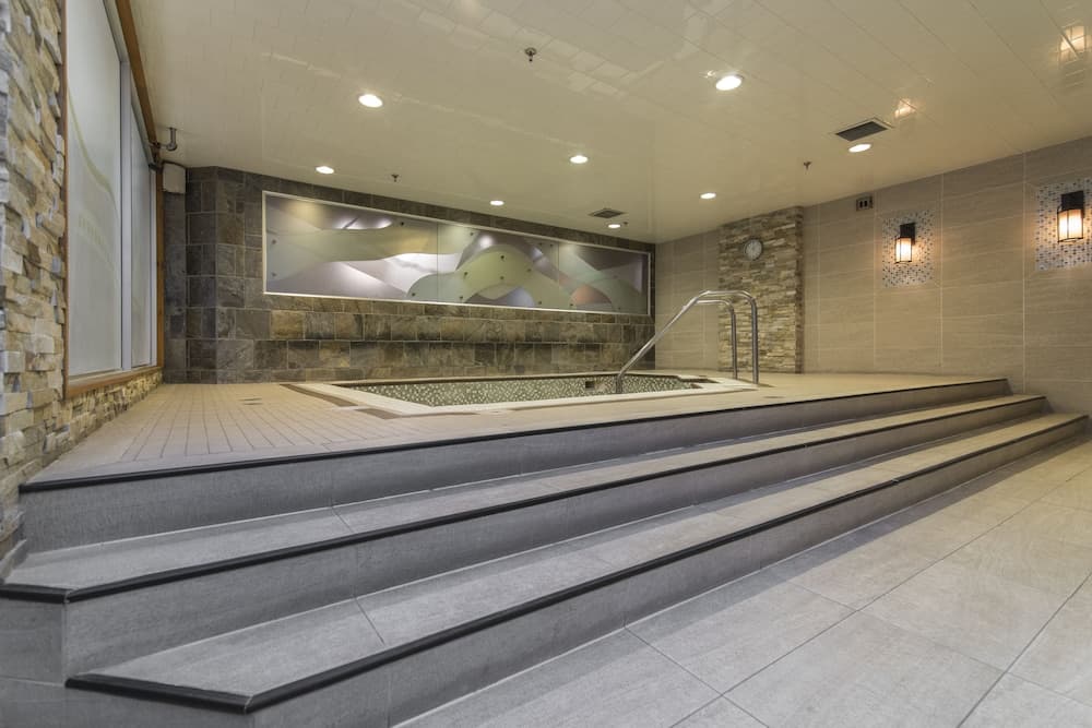 Indoor spa tub