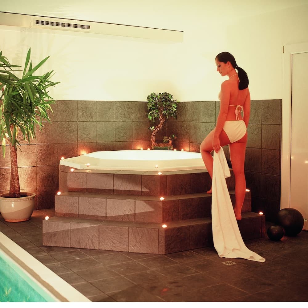 Indoor spa tub