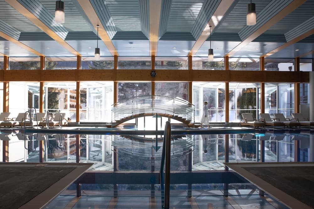 Indoor/outdoor pool