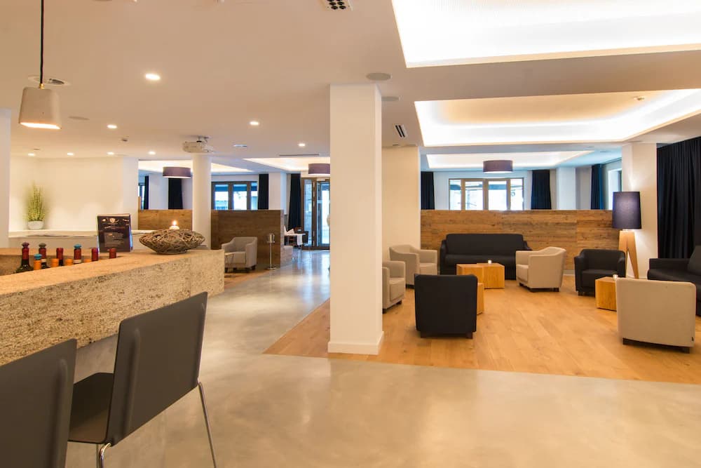 Lobby lounge
