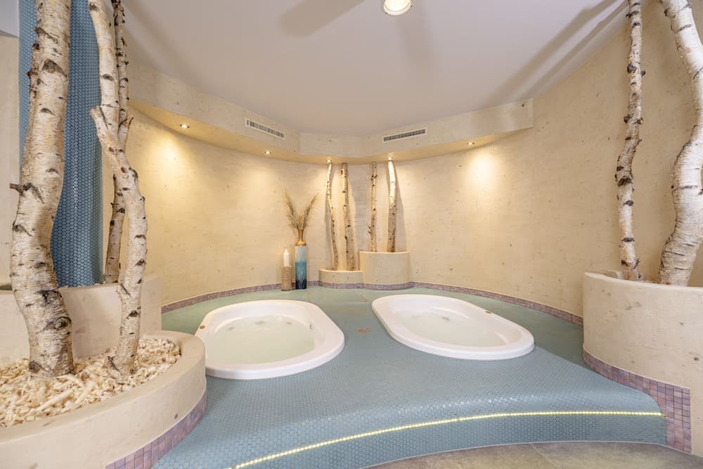 Indoor spa tub