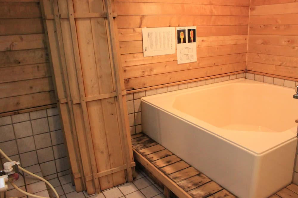 Deep soaking bathtub