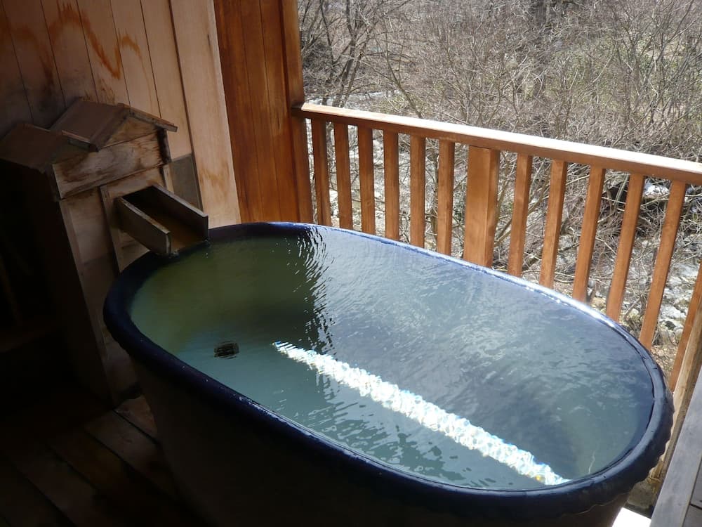 Deep soaking bathtub