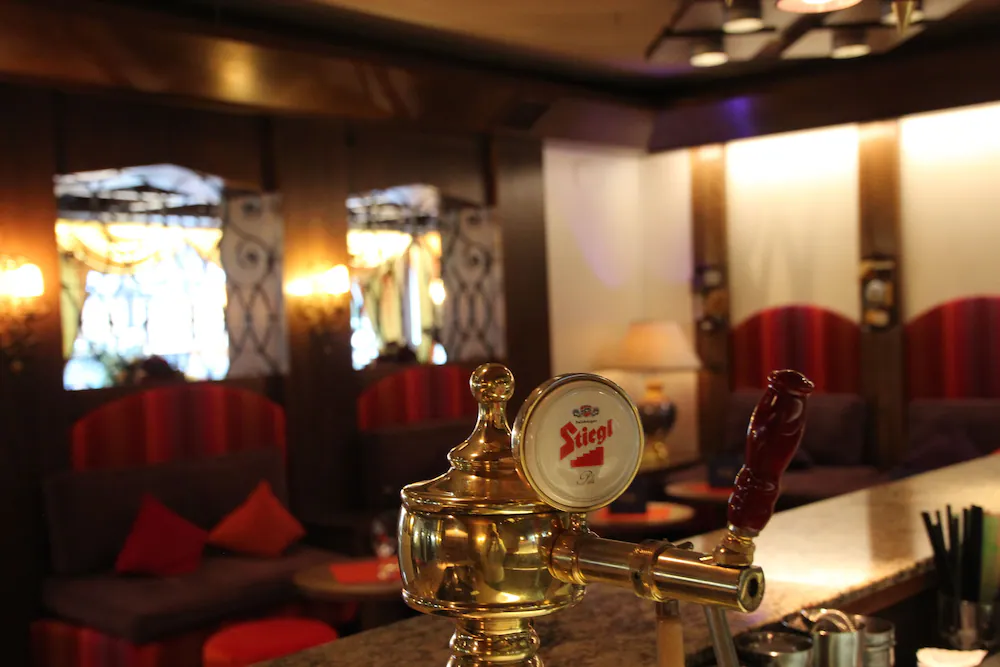 Lobby lounge