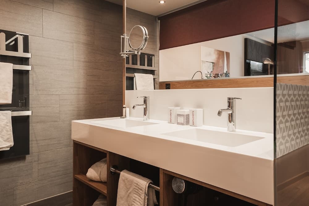 Deep soaking bathtub