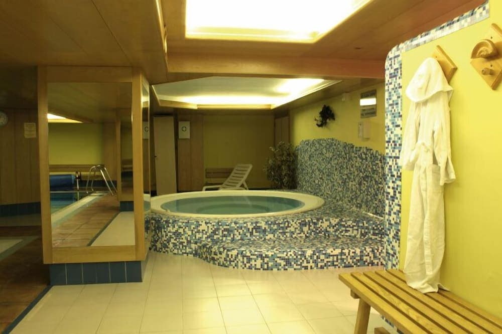 Indoor spa tub