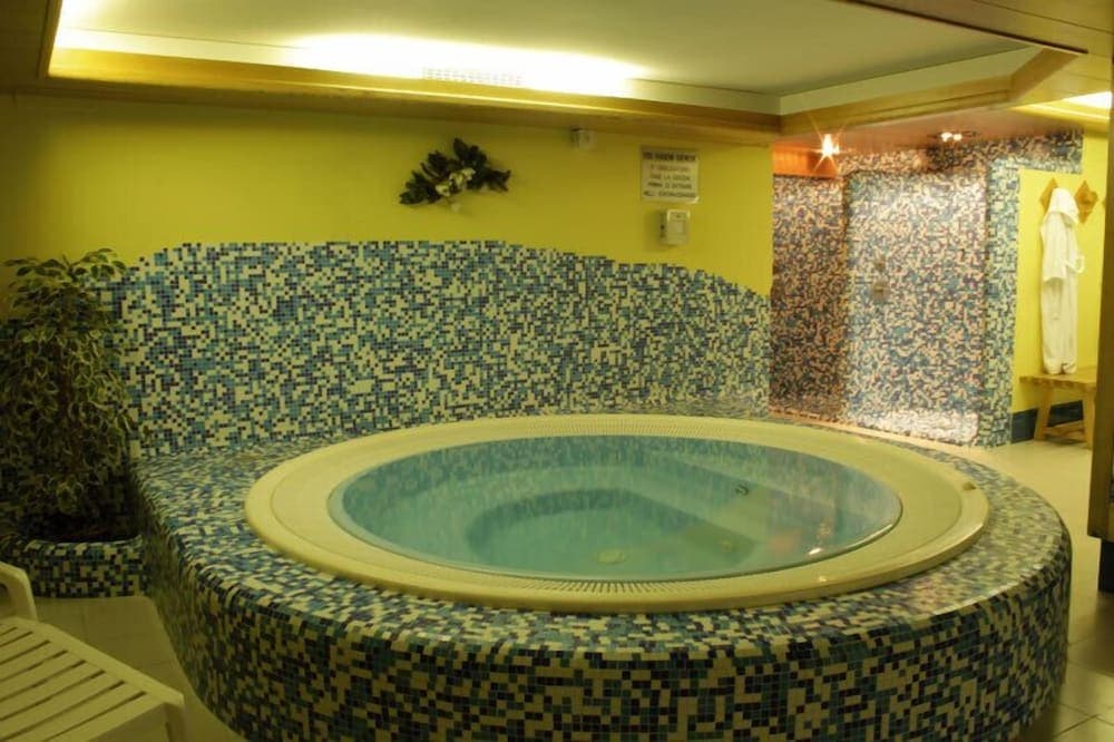 Indoor spa tub