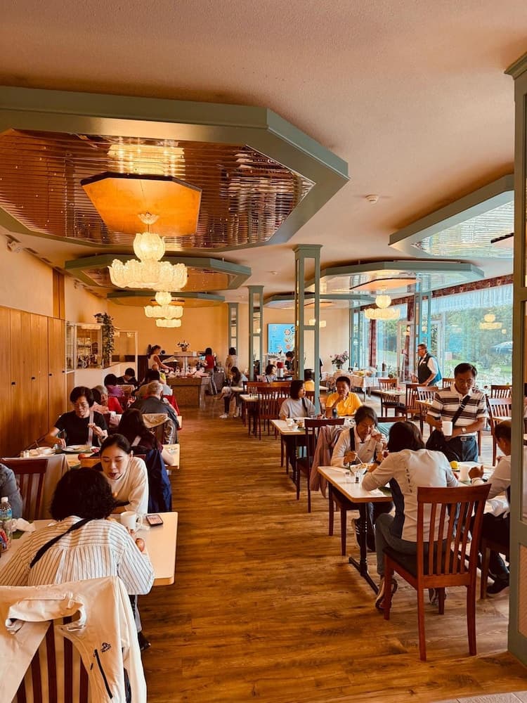 Breakfast area