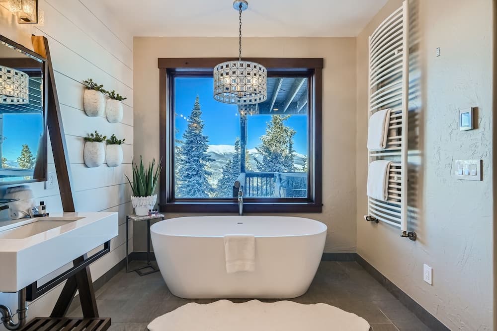 Deep soaking bathtub